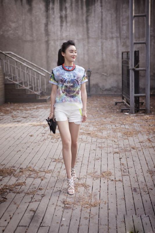 袁姗姗百变时尚造型户外高清写真