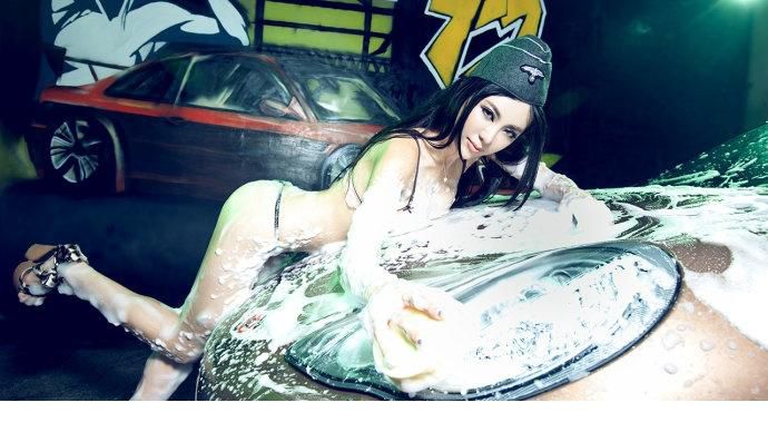 刚小希比基尼湿身诱惑写照