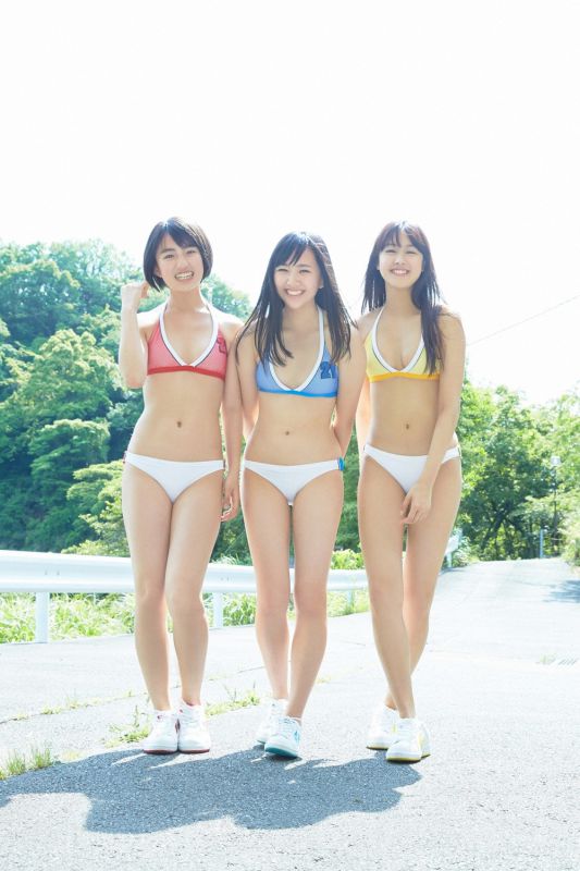 日本学生制服美女户外清纯图片