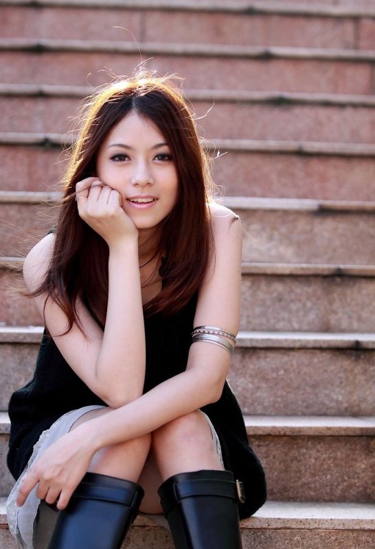 清纯美眉街头迷人写真照