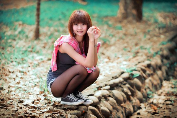 清纯长发美女公园唯美写真