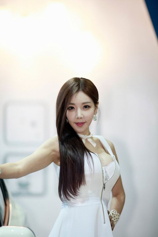 性感韩国美女李真英车展写真