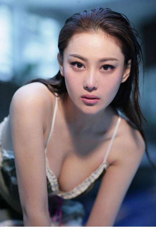 张馨予惹火湿身比基尼写真