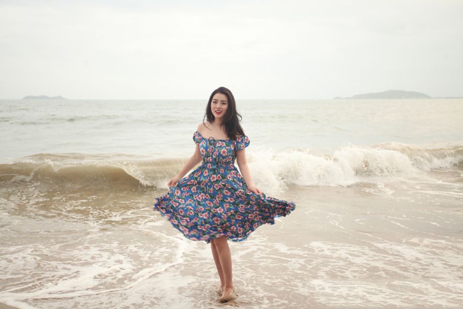余薇薇海边妩媚迷人写真照