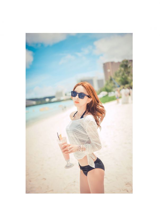 韩国泳装少女海边大秀迷人乳沟