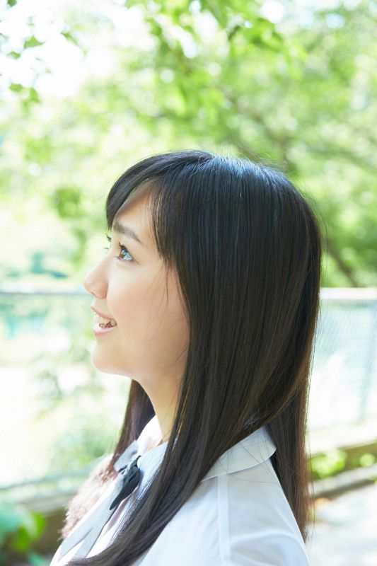 日本学生制服美女户外清纯图片