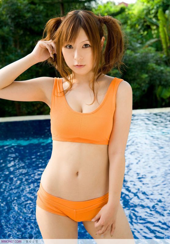 日本女优内衣美胸诱人写真