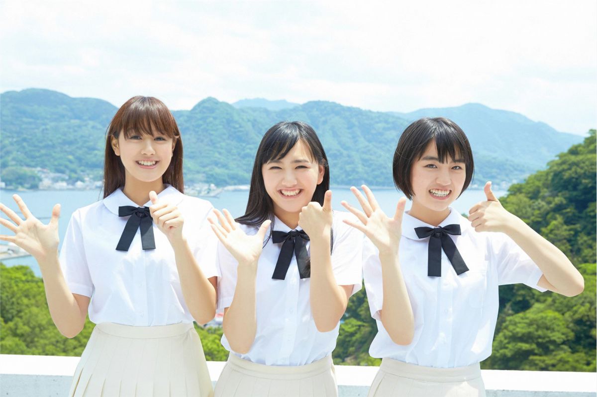 日本学生制服美女户外清纯图片