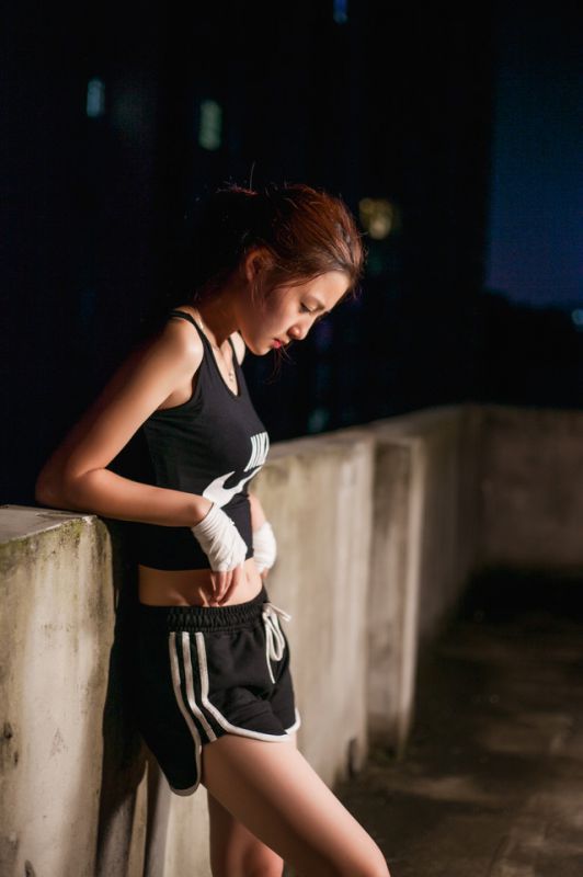 可爱运动装美女室内高清写真