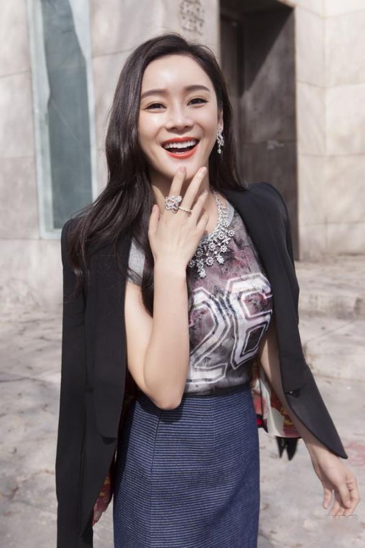 袁姗姗百变时尚造型户外高清写真