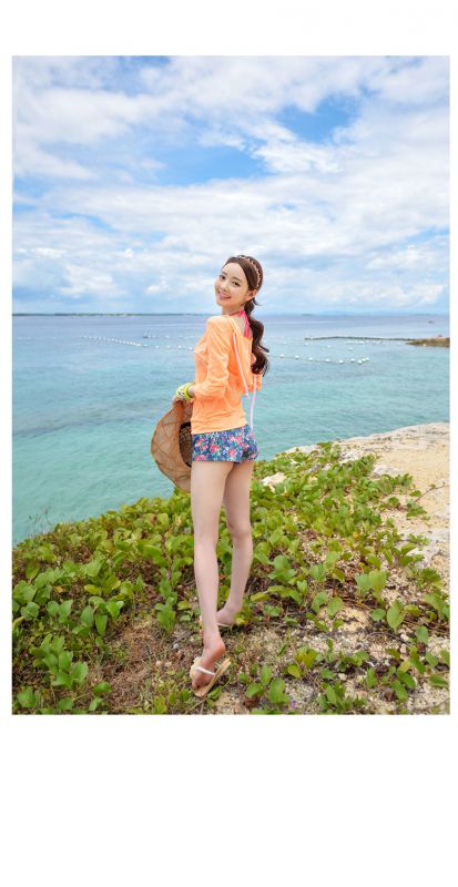 韩国泳装少女海边大秀迷人乳沟