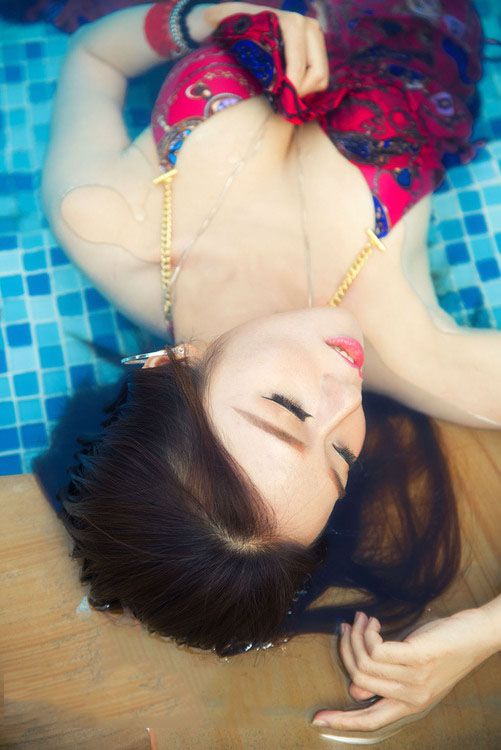 泳池妖娆美女性感诱惑写真