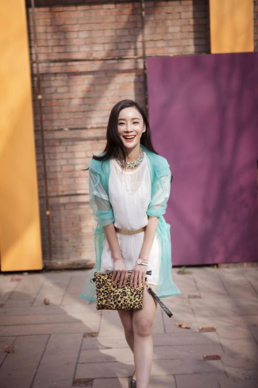 袁姗姗百变时尚造型户外高清写真