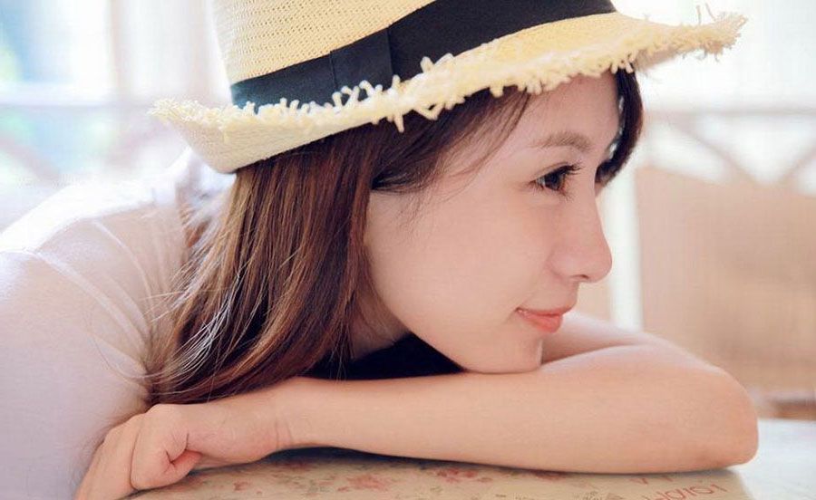 清纯校园美女尽显吃货本色