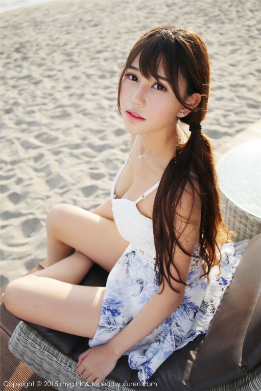 性感短裙美女Milk楚楚户外秀迷人乳沟