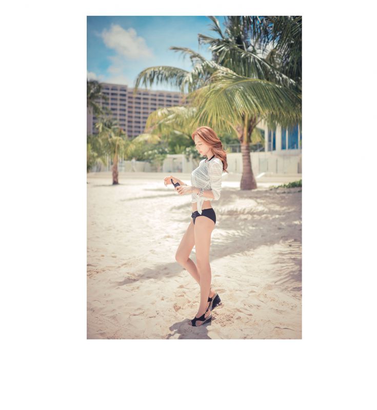 韩国泳装少女海边大秀迷人乳沟