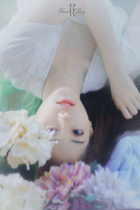 清纯美女白色长裙唯美户外写真