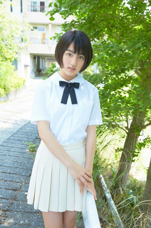 日本学生制服美女户外清纯图片