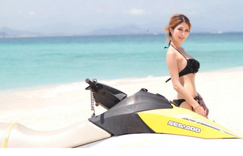 黑色比基尼美女沙滩写真照