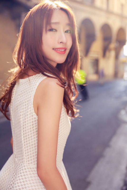 气质女星张俪街头高清写真