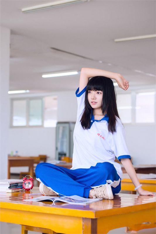 90后清纯美女校园青春写照