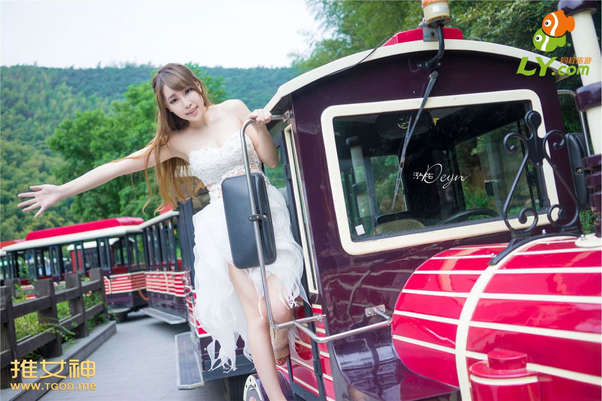 比基尼少女黄梦羡旅拍秀傲人双峰写真