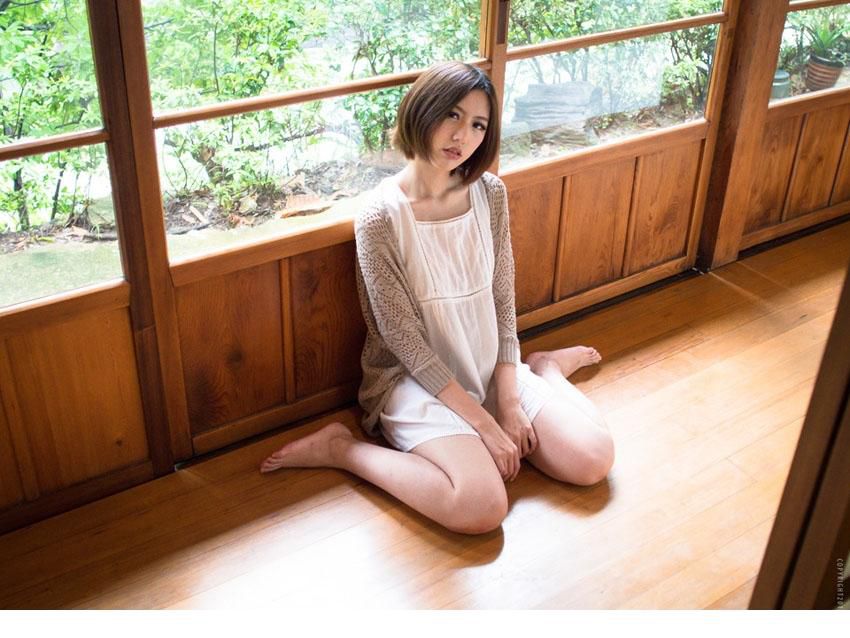 极品短发美女浴室性感脱衣秀