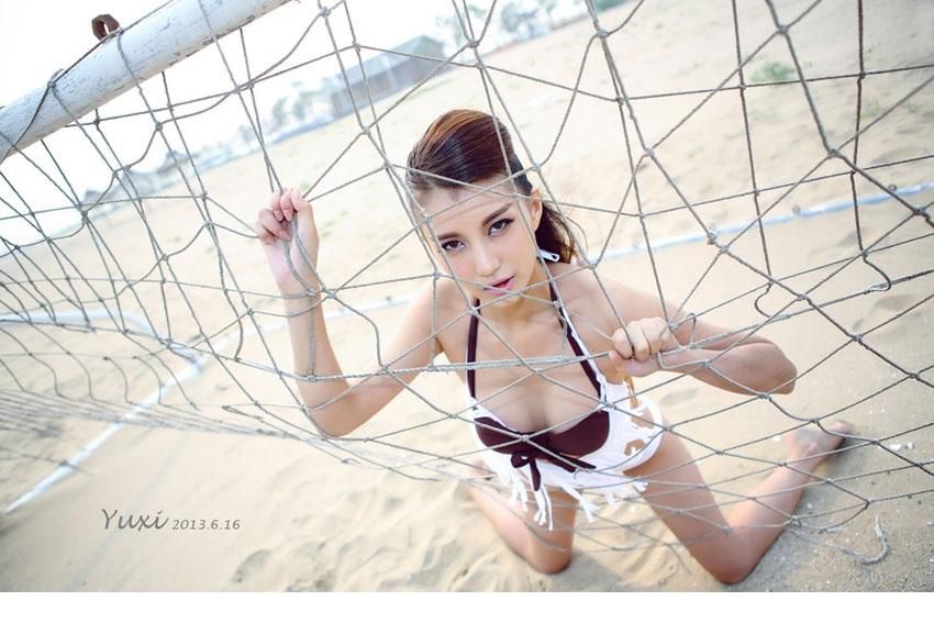极品美模沙滩比基尼诱惑写照