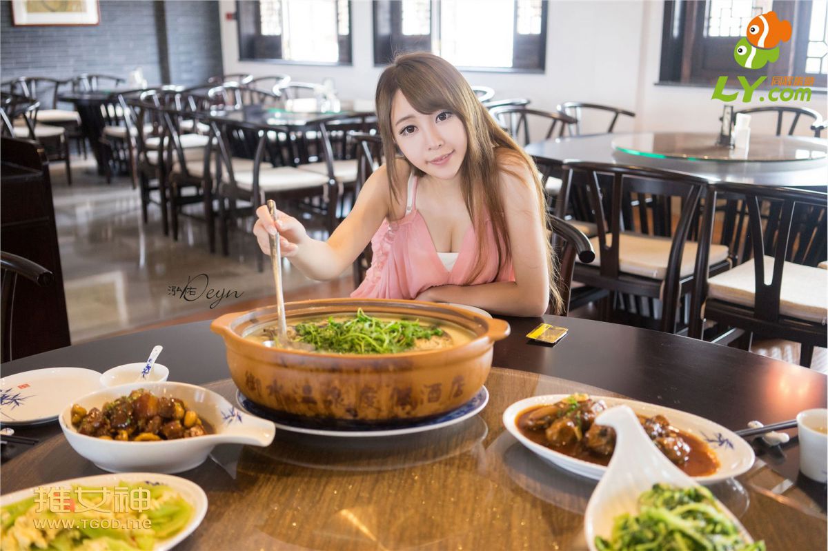 比基尼少女黄梦羡旅拍秀傲人双峰写真