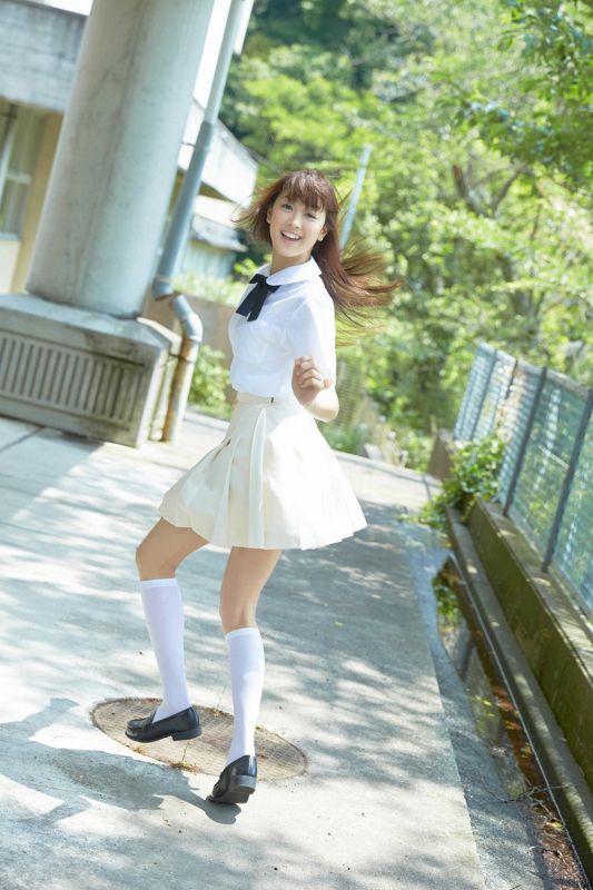 日本学生制服美女户外清纯图片