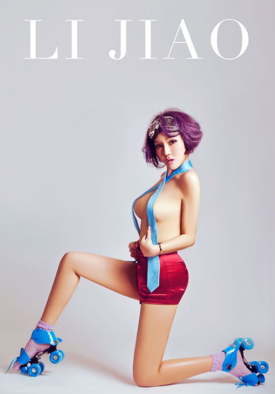 短发美女室内秀巨乳写真