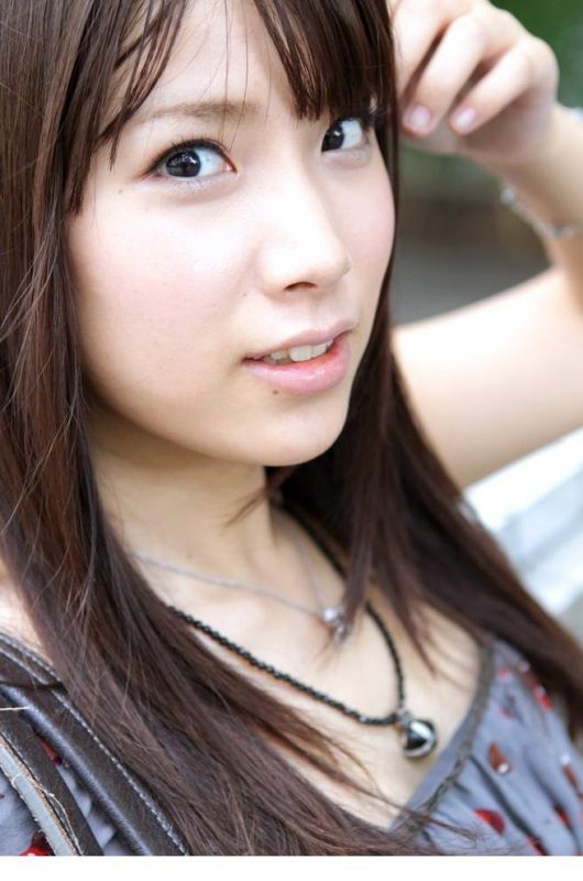 90后可爱美女街头迷人写真照