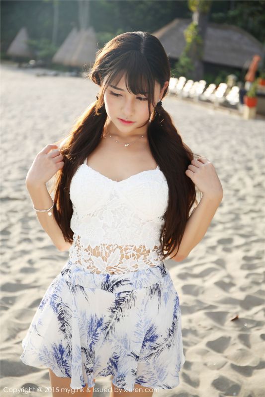 性感短裙美女Milk楚楚户外秀迷人乳沟