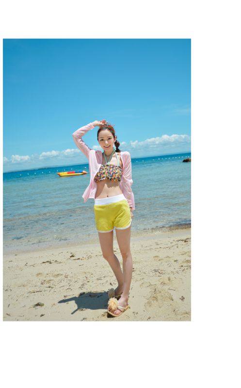 韩国泳装少女海边大秀迷人乳沟