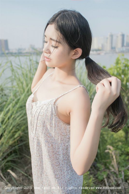 短裙美女果味包子户外性感写真集