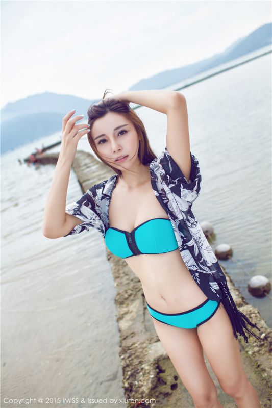 比基尼模特Mango户外大秀傲人美胸图片