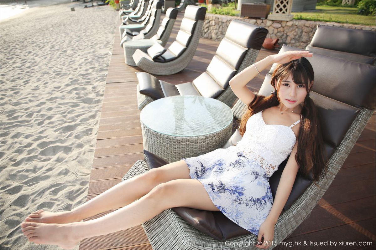 性感短裙美女Milk楚楚户外秀迷人乳沟