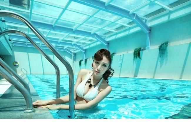 泳池比基尼美女秀傲人双峰写真
