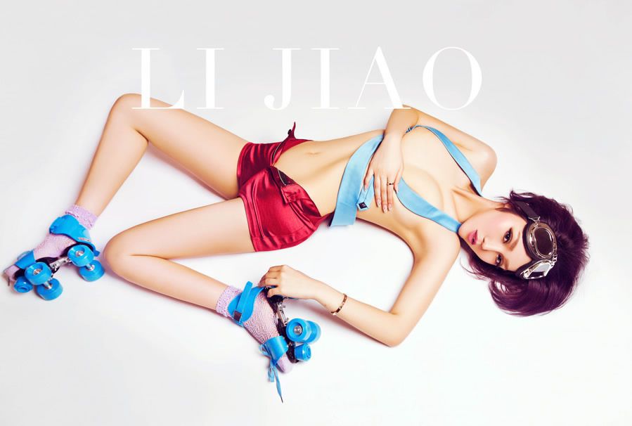 短发美女室内秀巨乳写真