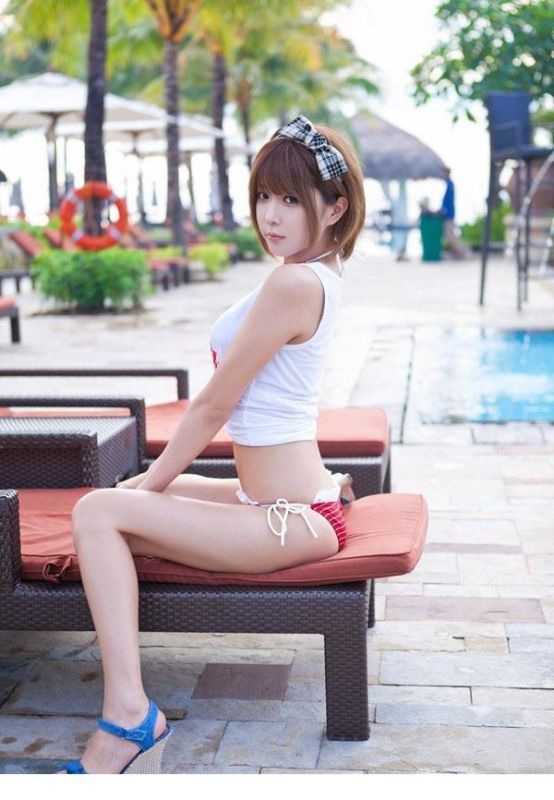 童颜巨乳美女俏皮比基尼写真