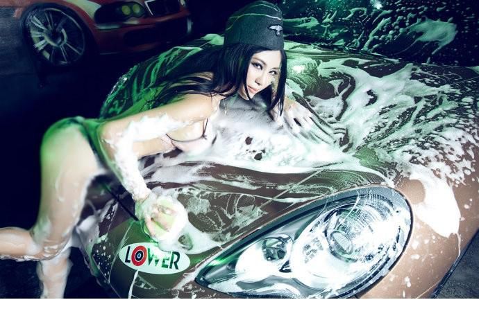 刚小希比基尼湿身诱惑写照