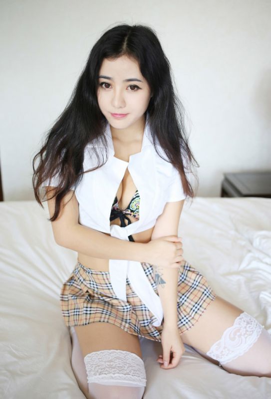 极品美女玛鲁娜性感制服诱惑写真