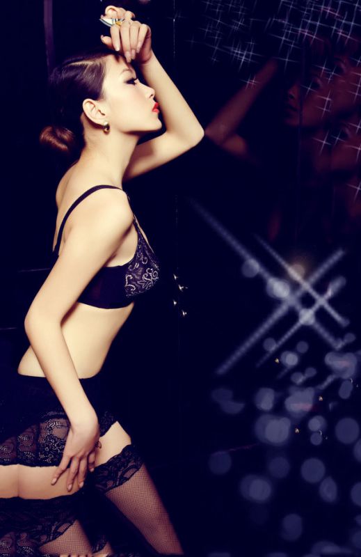 美女范诗琪私房黑色内衣诱惑写真
