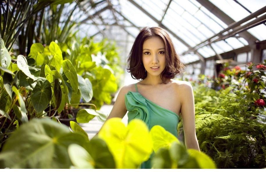 清纯女星高露夏日迷人写照