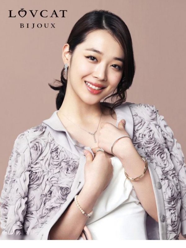 韩国明星崔雪莉甜美迷人写真照