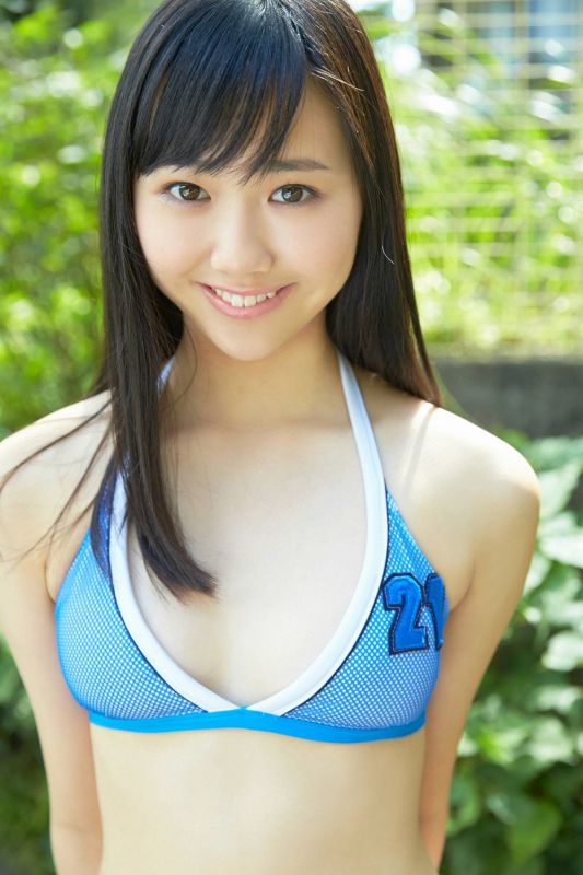 日本学生制服美女户外清纯图片