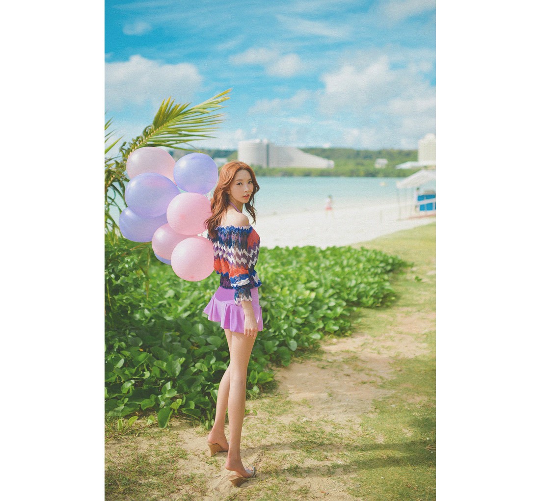 韩国泳装少女海边大秀迷人乳沟
