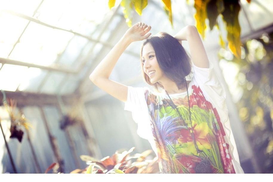 清纯女星高露夏日迷人写照