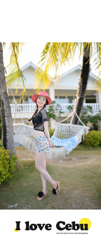 韩国泳装少女海边大秀迷人乳沟