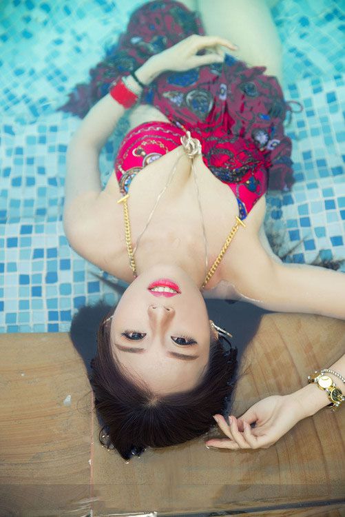 泳池妖娆美女性感诱惑写真